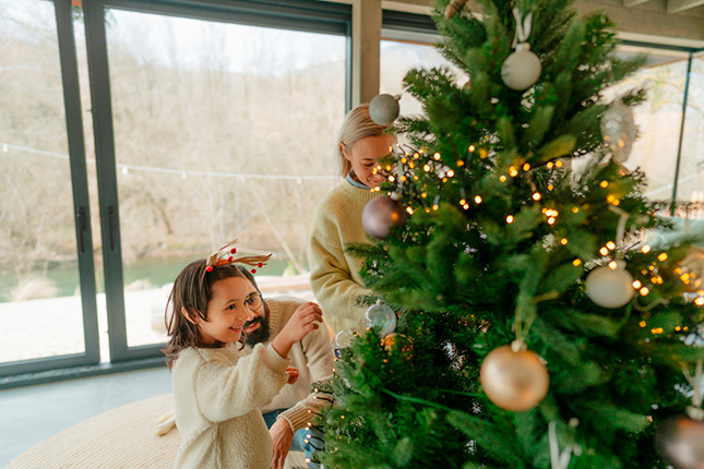 kerstverlichting boom versieren met kind